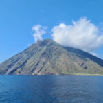 Der Vulkan Stromboli bei blauem Himmel im Mai